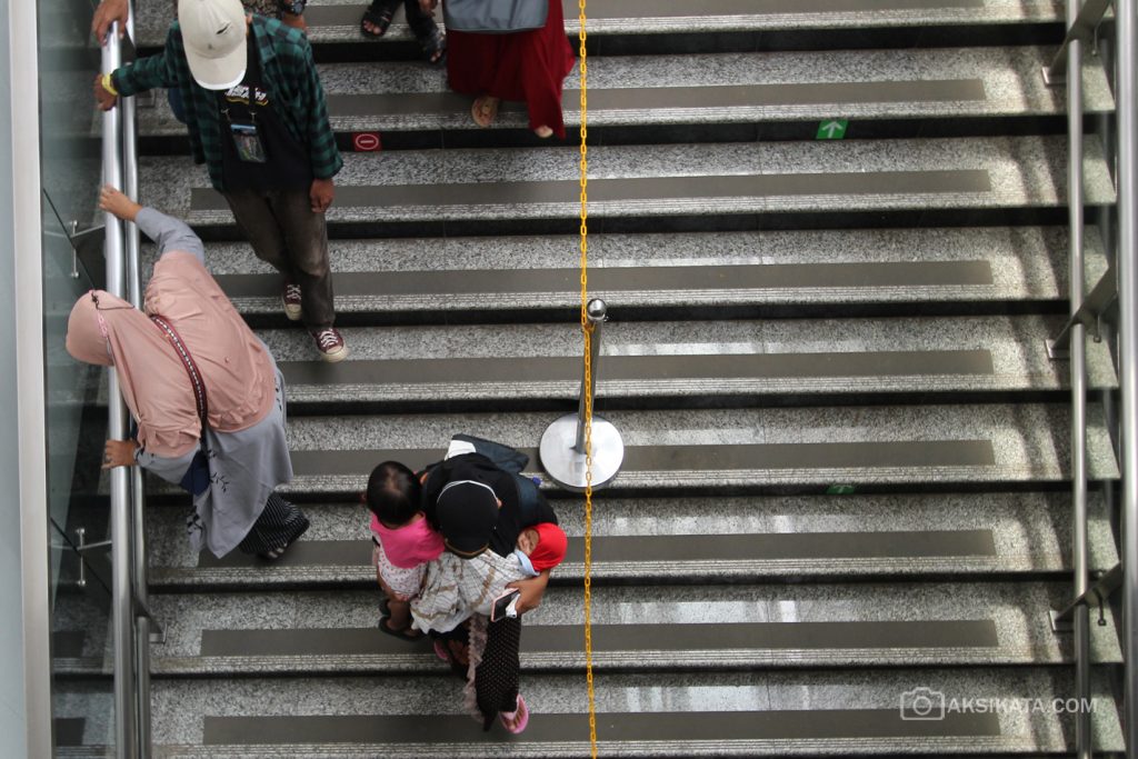 Kepadatan Penumpang KRL Di Stasiun Manggarai Akibat Perubahan Rute