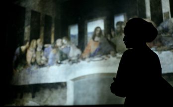 Siluet pengunjung pameran bertajuk “Leonardo Opera Omnia” di Museum Mandiri, Jakarta, Sabtu (8/2/2020). Pameran lukisan ini, menampilkan 17 reproduksi mahakarya Leonardo da Vinci dengan high-definition dan skala sesuai ukuran aslinya. (Foto-foto : Kuncoro Widyo Rumpoko)