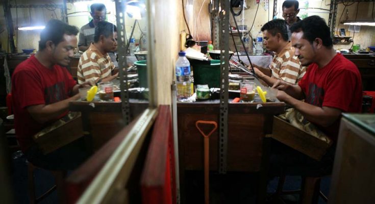 Para pekerja tampak sibuk mengerjakan reparasi dan penyepuhan perhiasan emas juga perak agar terus terlihat indah dan cemerlang. (Foto-foto : Kuncoro Widyo Rumpoko).
