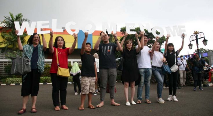 WNI yang telah menjalani observasi Corona di Natuna, Kepulauan Riau tiba di Bandara Halim Perdana Kusuma dan telah dipulangkan ke kampung halamannya masing-masing.