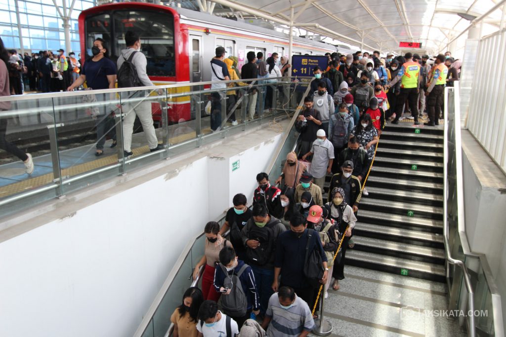 Kepadatan Penumpang KRL Di Stasiun Manggarai Akibat Perubahan Rute Perjalanan AKSI KATA